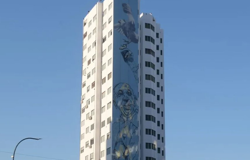 Avanza en La Plata el mural más grande dedicado al Papa Francisco