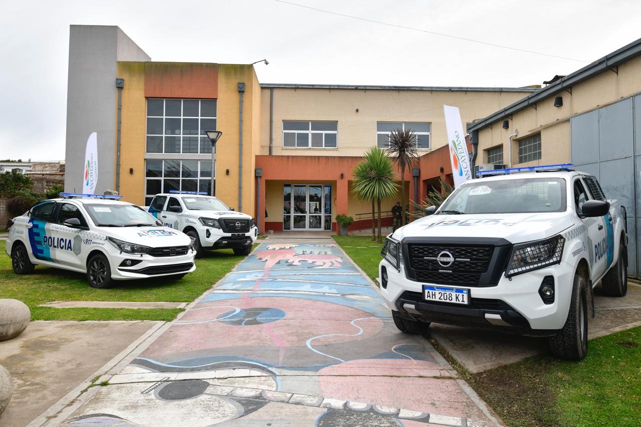 Refuerzan la seguridad en San Cayetano con nuevos patrulleros y entrega de escrituras