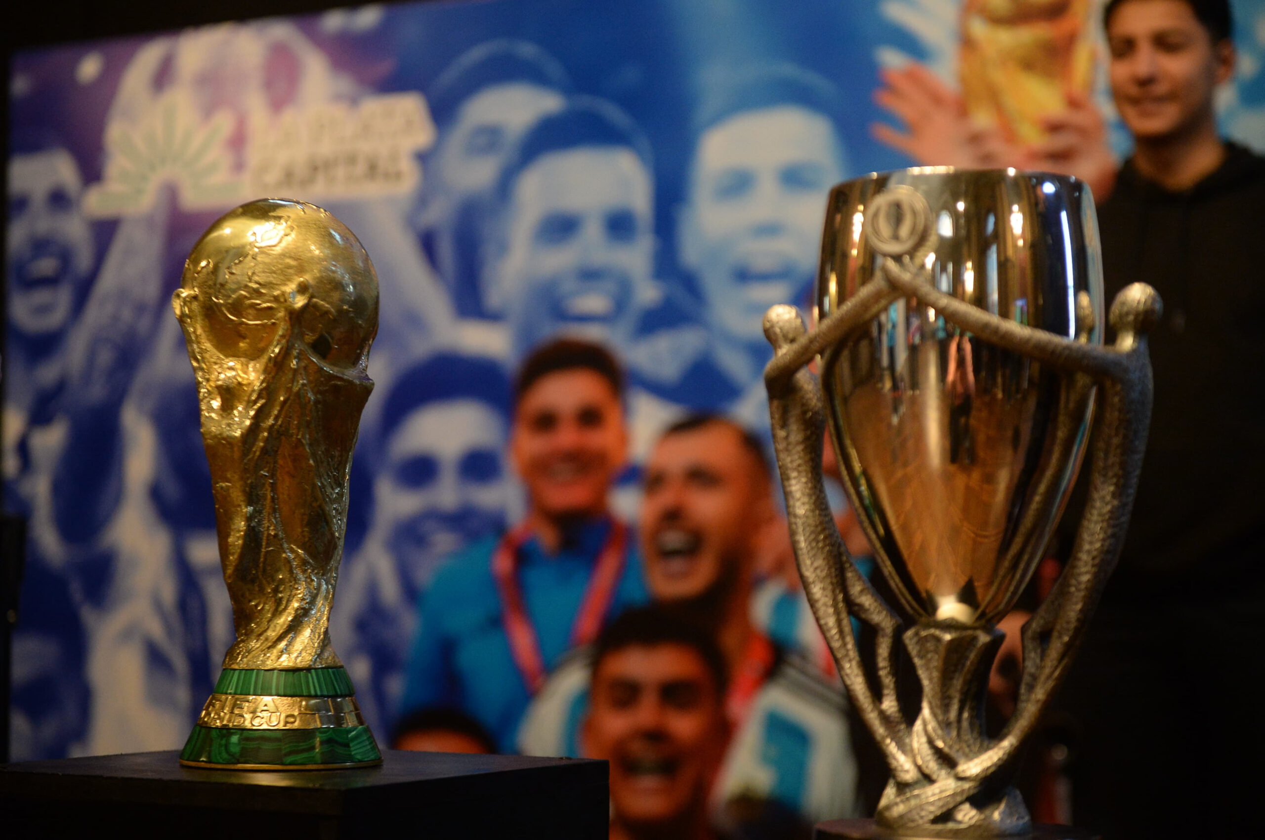 La Plata celebra la emoción de acercar las copas históricas de la selección argentina
