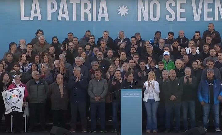Axel Kicillof coordinó movilización con intendentes en apoyo a Cristina Fernández de Kirchner