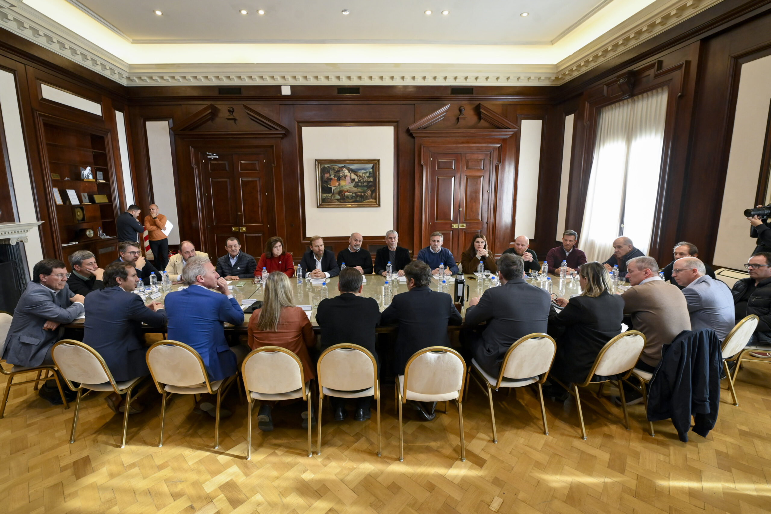 Municipios bonaerenses firman nuevos acuerdos de leasing para potenciar la producción local