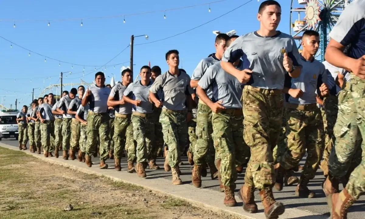 Gobierno anuncia programa de servicio militar voluntario para jóvenes