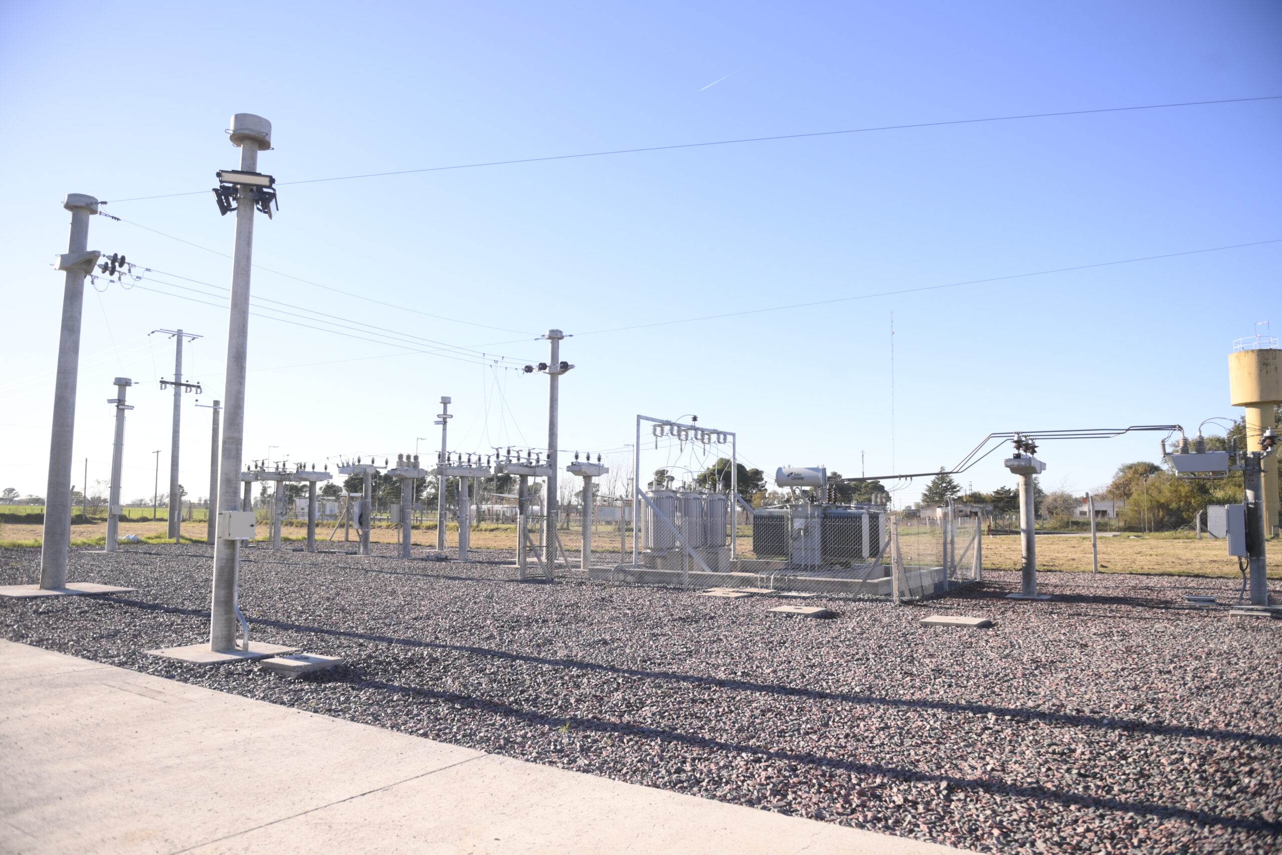 Axel Kicillof inaugura moderna Estación Transformadora en Quenumá para impulsar el desarrollo local