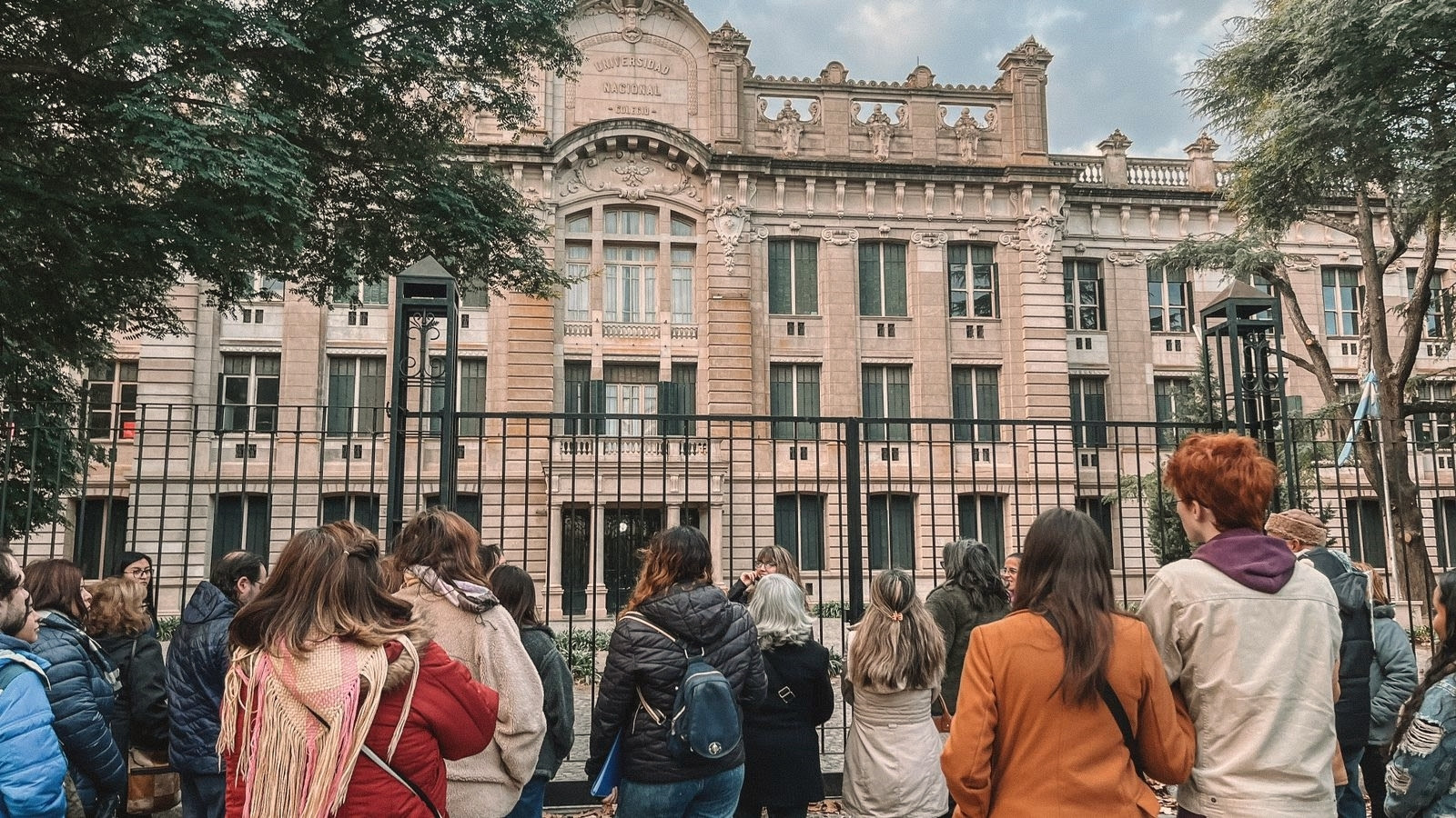 Recorrido en bus para descubrir la vida y obra de René Favaloro en La Plata