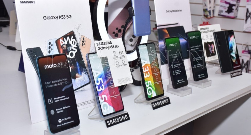 El Gobierno elimina progresivamente los aranceles para importar celulares y reduce impuestos en tecnología
