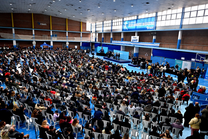 Acto de entrega de escrituras en Almirante Brown