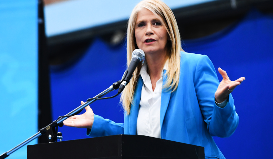 Verónica Magario destaca la entrega de escrituras en Almirante Brown y critica el ajuste de Milei