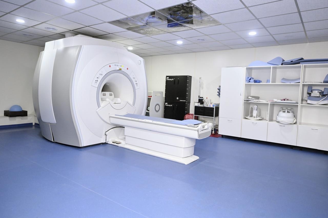 Inauguran moderno resonador magnético y mejoran infraestructura en Hospital Gandulfo y Temperley