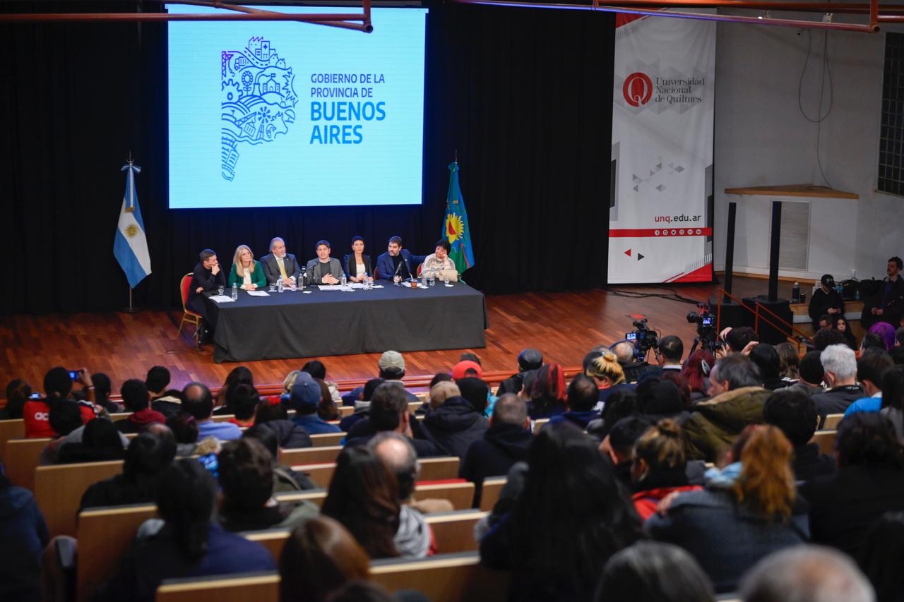 Kicillof critica a La Libertad Avanza por retrocesos en derechos y anuncia becas para científicos bonaerenses