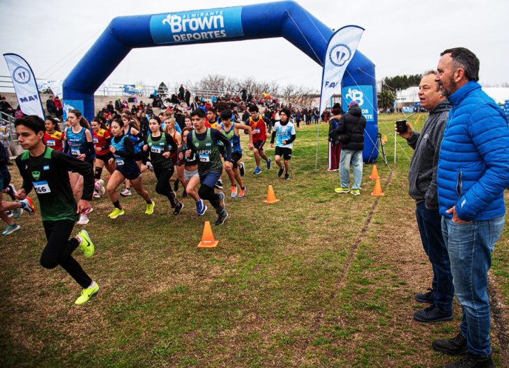 Atletas en el Campeonato Metropolitano de Cross Country