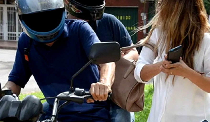 Asalto a madre e hija en Bernal: motochorros bloquean su paso en pleno día