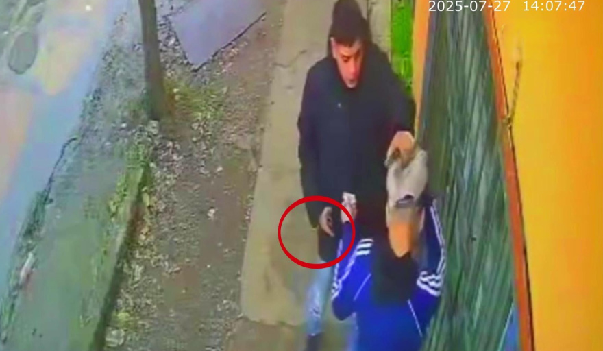 Joven es asaltado a punta de pistola mientras compraba en un kiosco de Quilmes