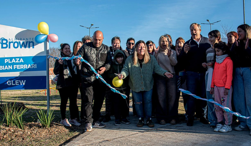 Inauguran renovada Plaza Fabián Ferrari en Glew con mejoras integrales y homenaje local