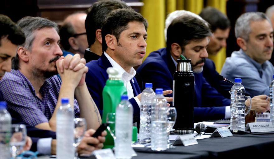Kicillof lidera la estrategia electoral de Unión por la Patria con un manual para la campaña