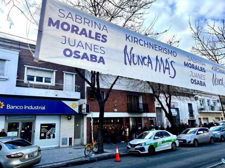 Jubilados frente al club Atenas