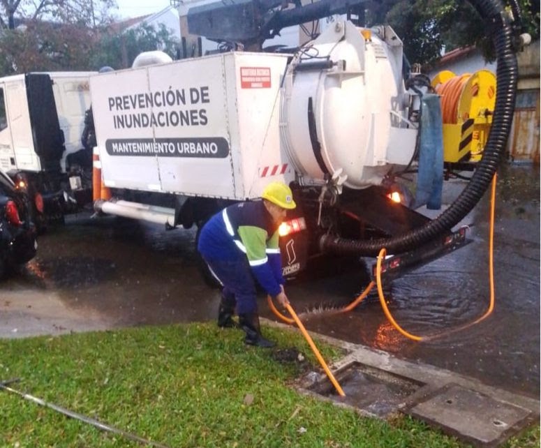 La Plata refuerza el mantenimiento de sumideros ante alerta amarilla por lluvias