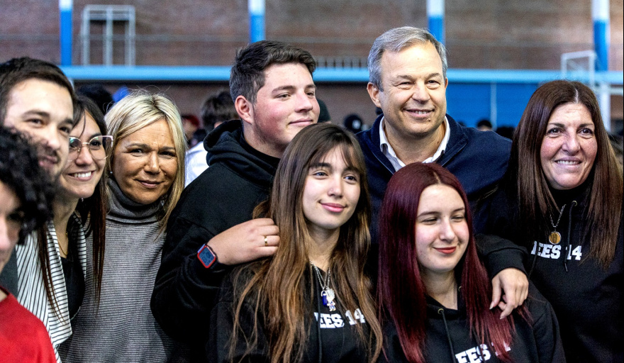 Mariano Cascallares y Paula Eichel celebran con egresados en Almirante Brown