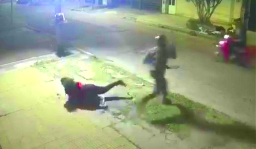 Violento asalto en Tres de Febrero: mujer atacada por motochorros tras resistirse a entregar sus pertenencias