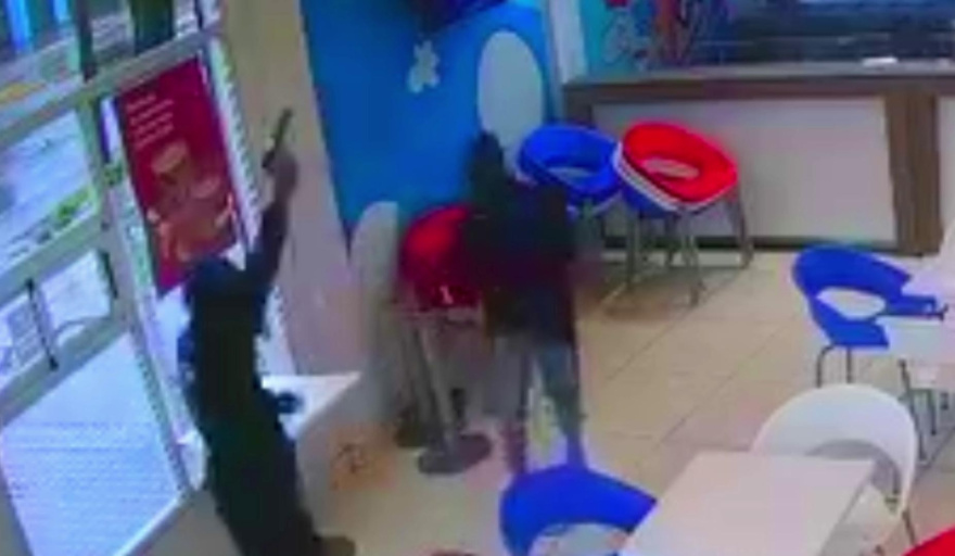 Adolescentes armados protagonizan violento robo en heladería de Quilmes