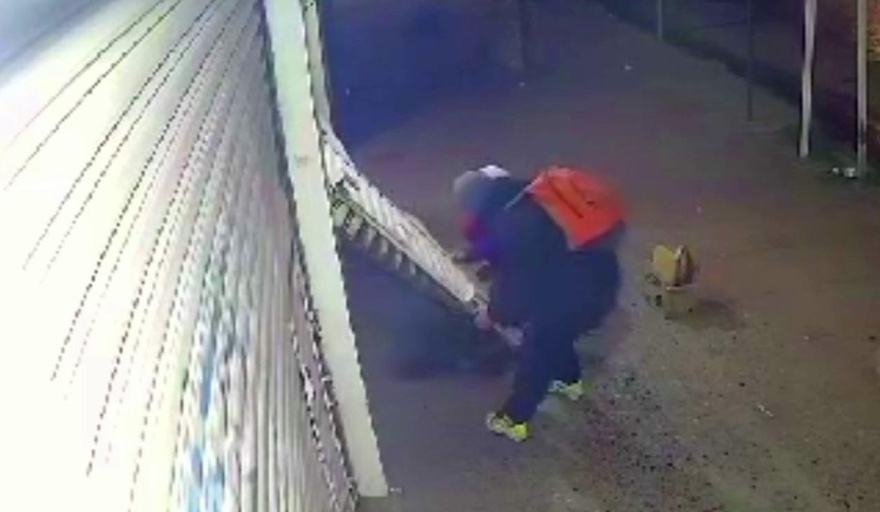 Robaron un bazar en Virrey del Pino tras destrozar la persiana principal