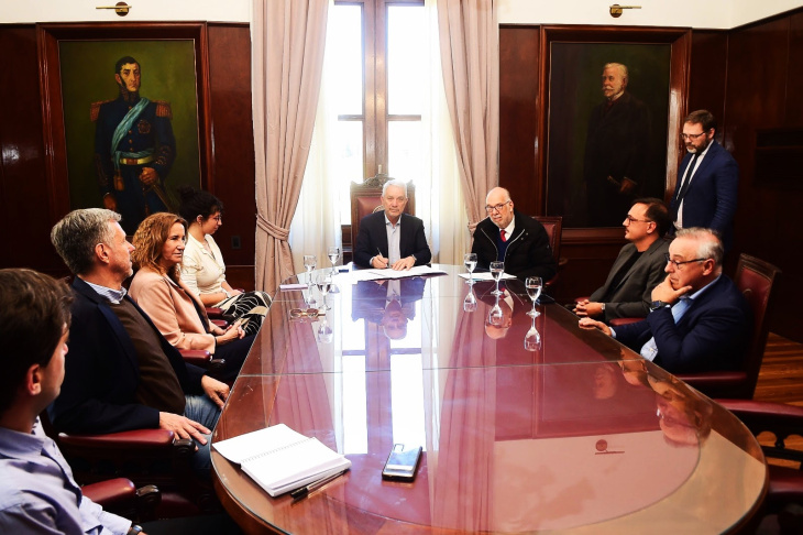 Firma de convenio entre Julio Alak y Juan Ángel Basualdo Farjat
