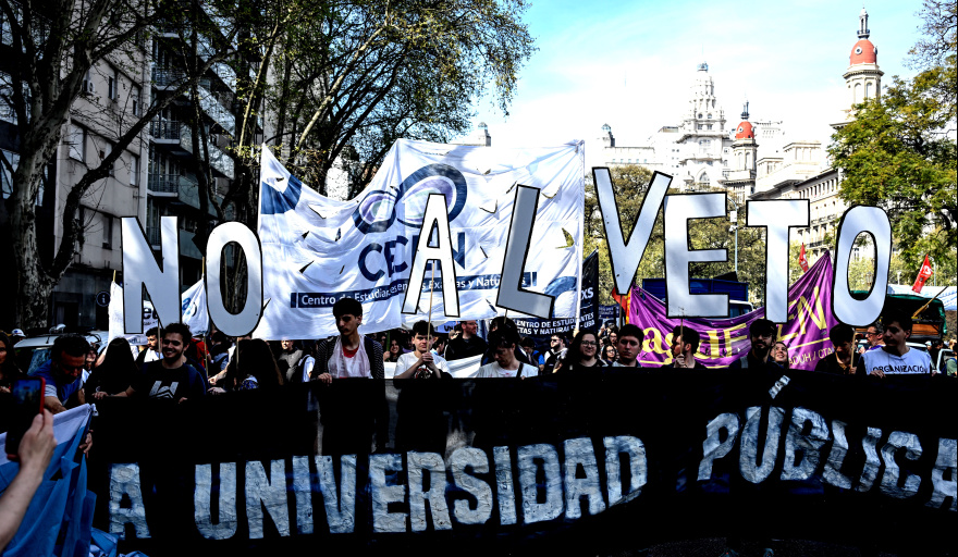 Diputados rechazan vetos presidenciales impulsados por Milei en medio de una marcha masiva