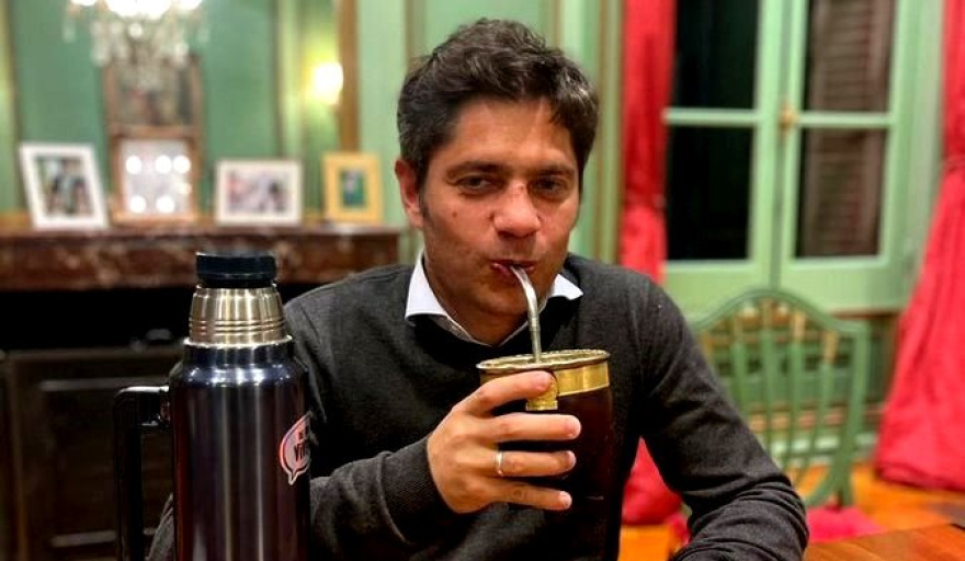 Kicillof responde con ironía al planteo de Milei sobre el mate nocturno