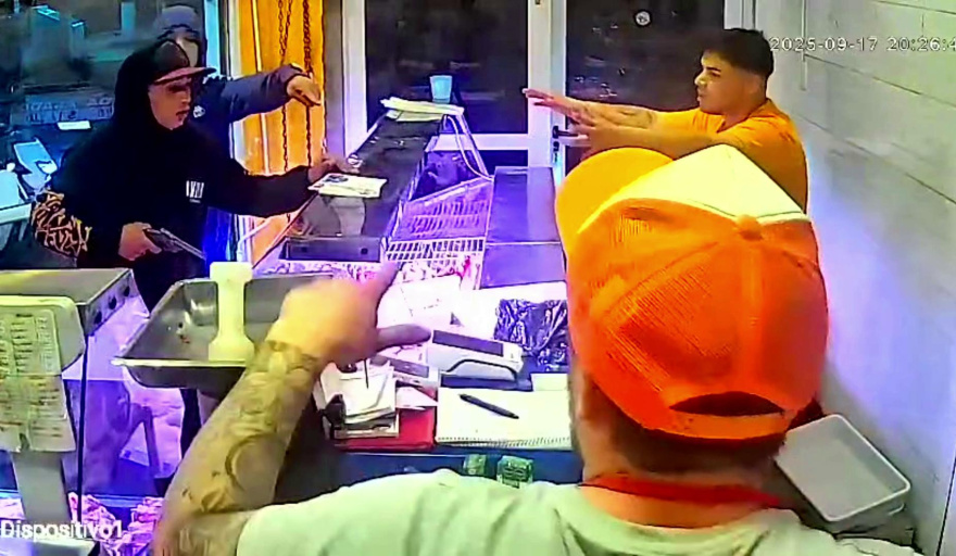 Sexteto armado asalta brutalmente una carnicería en Bernal: “Si no entregás la plata, disparo”