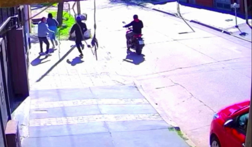 Oleada de asaltos en Bernal Oeste: tres robos en solo 200 metros en un mismo día